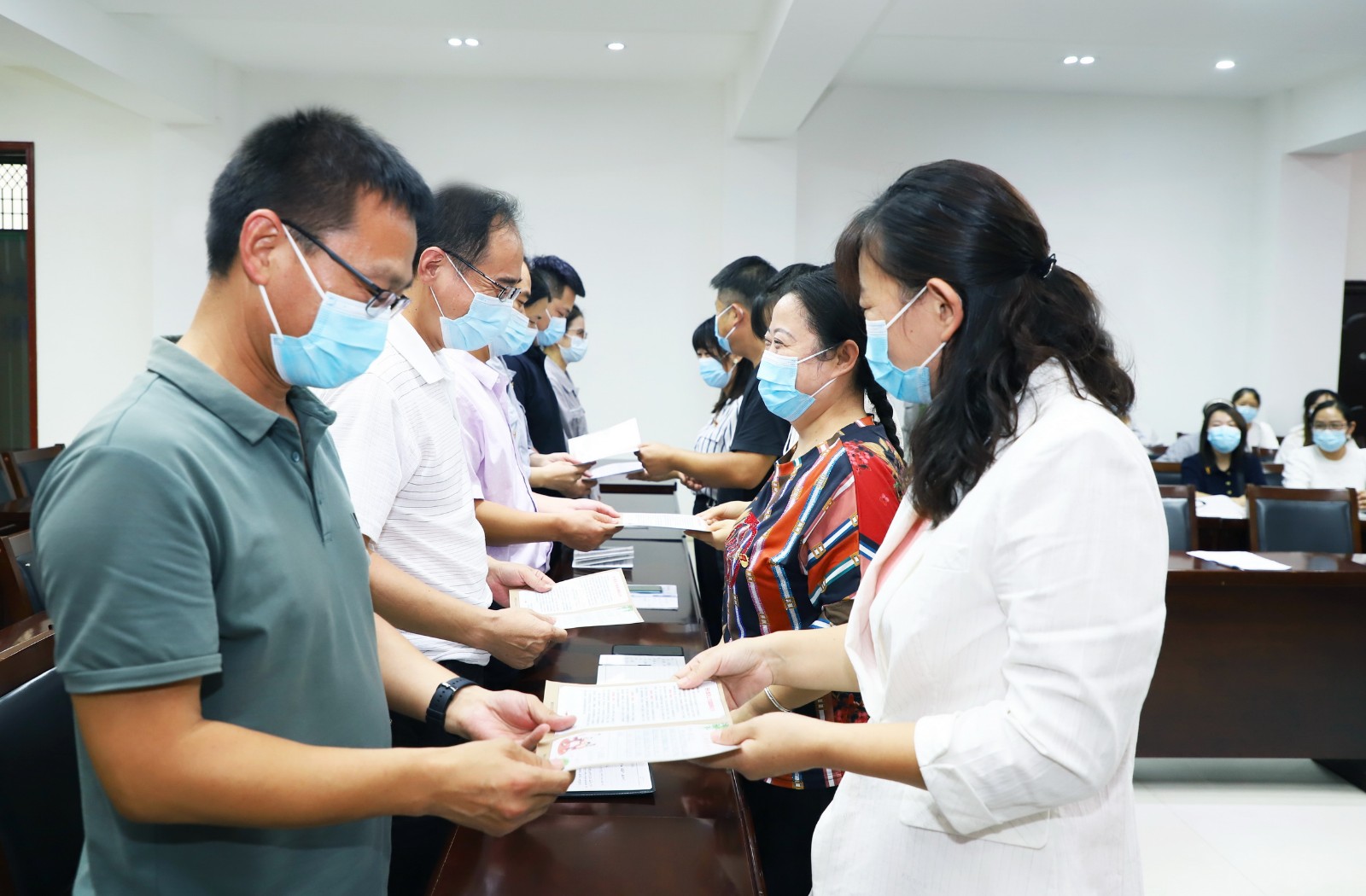 安陽園區(qū)：共話座談 廉潔寄語_調整大小